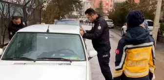 Araçta Uyuyan Genç, Polisin Uğraşlarıyla Uyandı