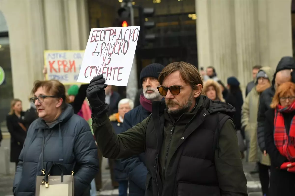 Sırbistan'da Tren İstasyonu Kazası Protesto Edildi