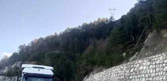 Mudurnu'da Tır ile Çarpışan Otomobilde 4 Yaralı