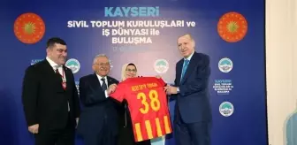 Cumhurbaşkanı Erdoğan'a Kayserispor forması hediye edildi