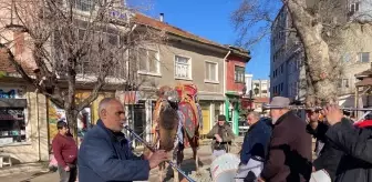 Lapseki'de Geleneksel Deve Gösterisi İçin Davet Turu Düzenlendi