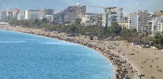 Antalya'da Güneşli Hava Yerli ve Yabancı Turistleri Sahillere Çekti