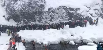 Rize'de 9. Kış Yüzme Şenliği Renkli Görüntülere Ev Sahipliği Yaptı