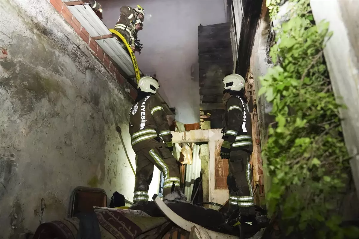 İstanbul Fatih'te Boş Binada Yangın Çıktı