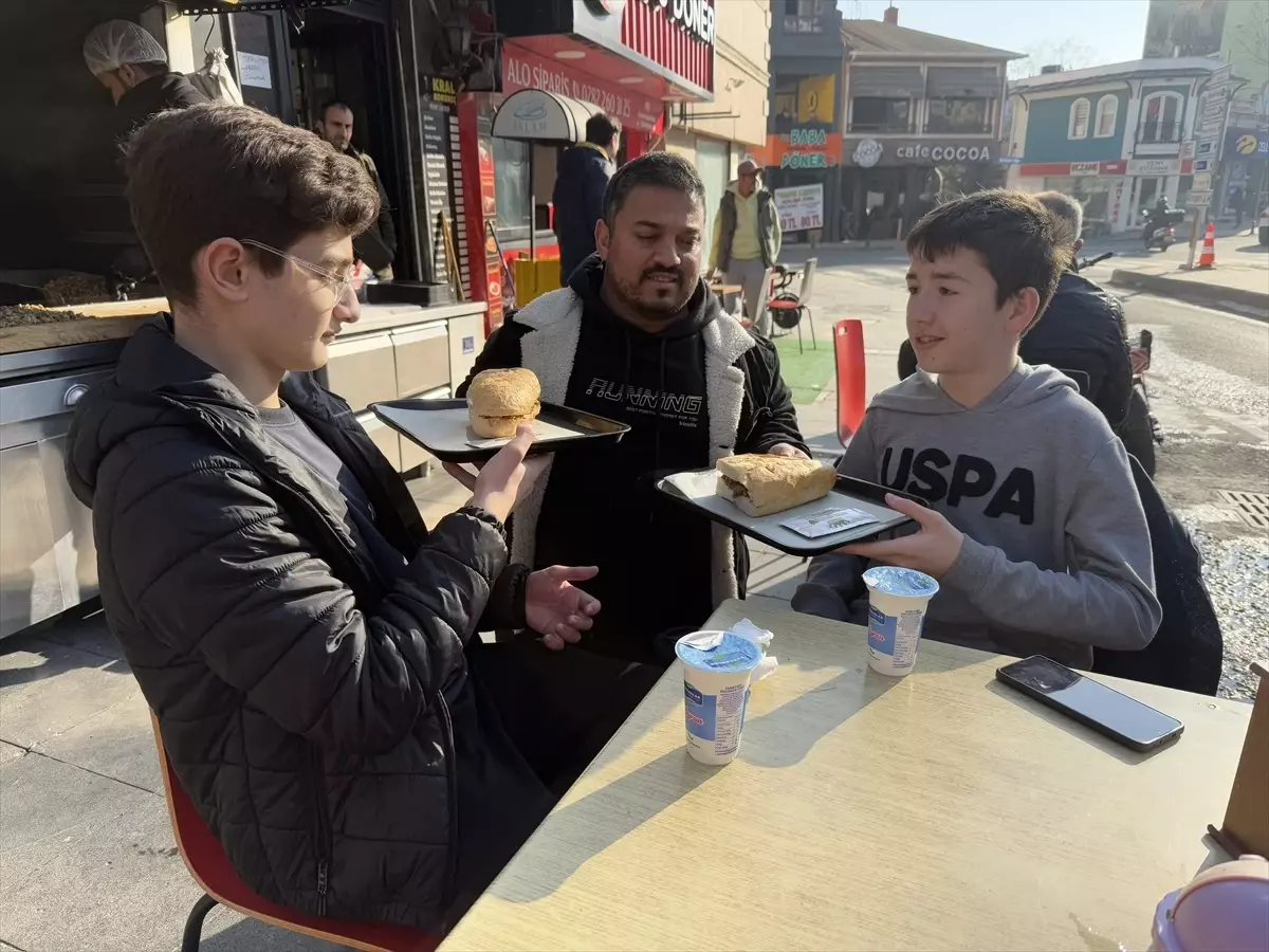 Tekirdağ'da Esnaf, Takdir Belgesi Alan Öğrencilere Kokoreç İkram Ediyor