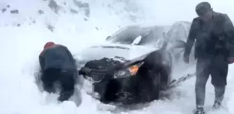 Şavşat'ta Yoğun Kar Yağışı Nedeniyle Yol Kapandı, Kurtarma Ekipleri Müdahale Etti