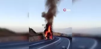 Seyir Halindeyken Alev Alev Yanan Tır Kullanılamaz Hale Geldi