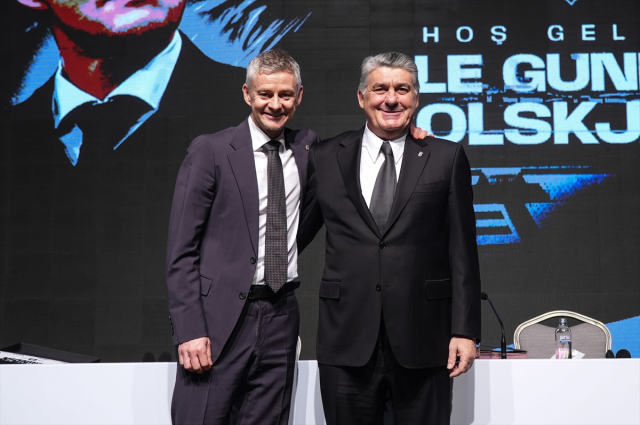 Son kararı kim verecek? Solskjaer'den imza töreninde dikkat çeken transfer sözleri Son kararı kim verecek? Solskjaer'den imza töreninde dikkat çeken transfer sözleri