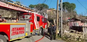 Sultangazi'de Gecekonduda Elektrikli Sobadan Yangın Çıktı