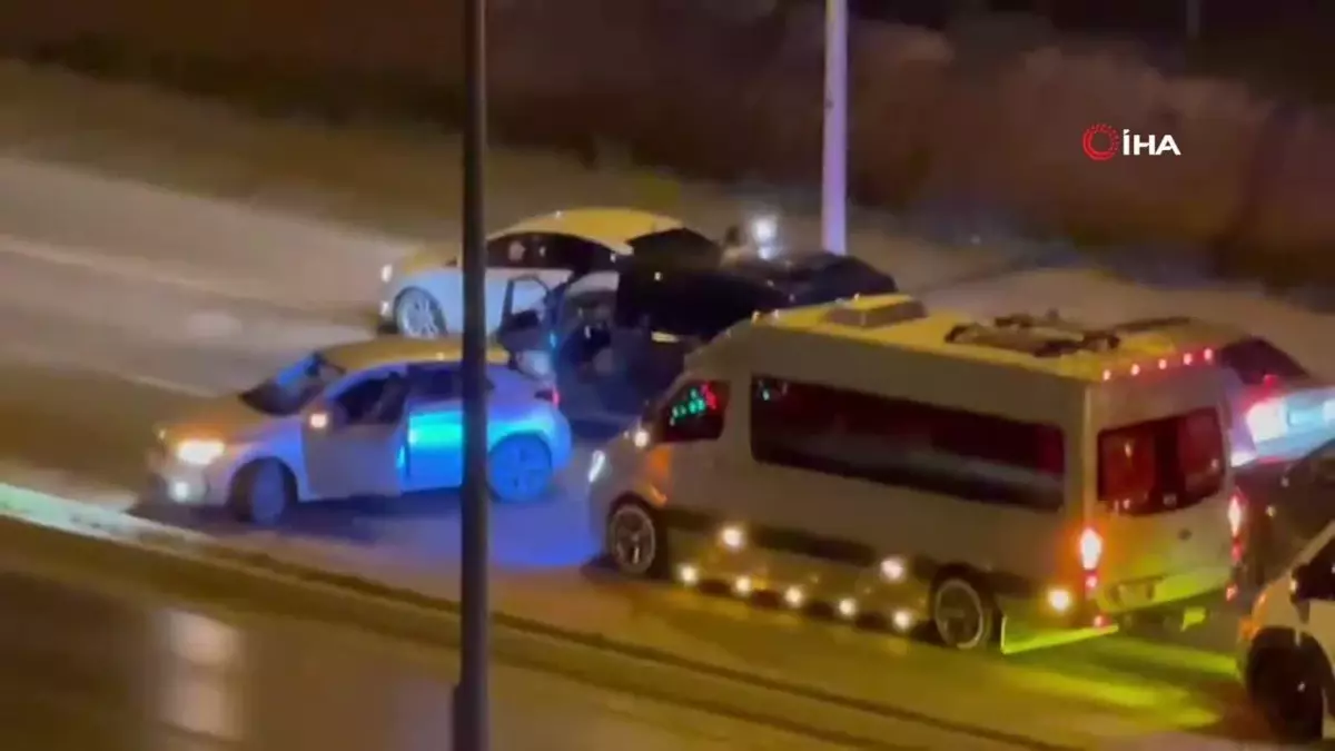 Tuzla'da Düğün Konvoyu Yolu Kapattı, Trafik Kilitlendi