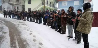 Bayburt'ta 32 yıl önce çığ felaketinde hayatını kaybedenler kar yağışı altında dualarla anıldı