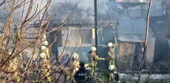 Beyoğlu'nda Yangında Baba ve İki Çocuk Son Anda Kurtarıldı