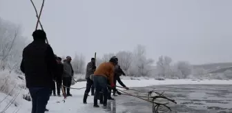 Ağrı'da Köylüler Buzlu Nehirde Geleneksel Balık Avlıyor