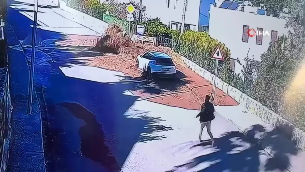 Bodrum'da Su Hattı Patladı, Asfalt Yarıldı