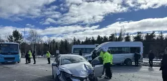 Erzurum'da Minibüs ile Otomobil Çarpıştı: 6 Yaralı