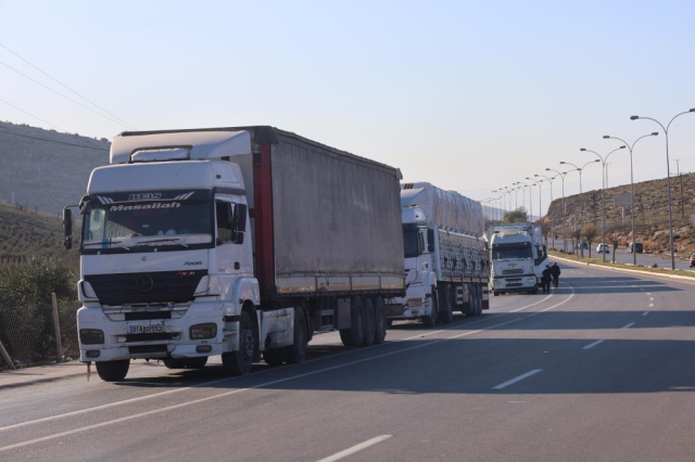 The border became active after Assad! Trucks waiting to cross into Syria formed long queues