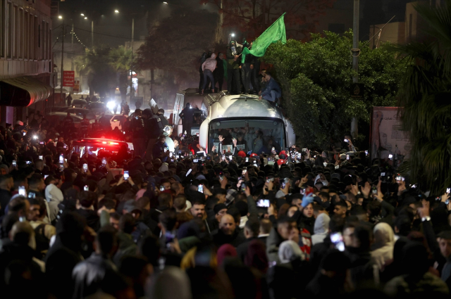 Moments when Israel released 90 Palestinian detainees captured on camera