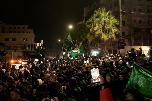 Moments when Israel released 90 Palestinian detainees captured on camera