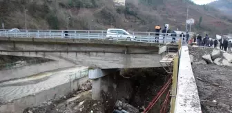 Kastamonu'da köprüden dereye devrilen hafif ticari araçtaki 3 kişi yaralandı