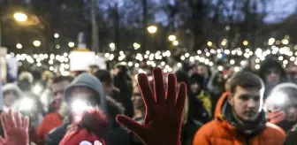 Sırbistan'da Öğrenciler, Grev Yapan Öğretmenlere Destek İçin Gösteri Düzenledi