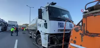 Tanker Aydınlatma Direğine Çarptı, Otomobilin Üzerine Devrildi