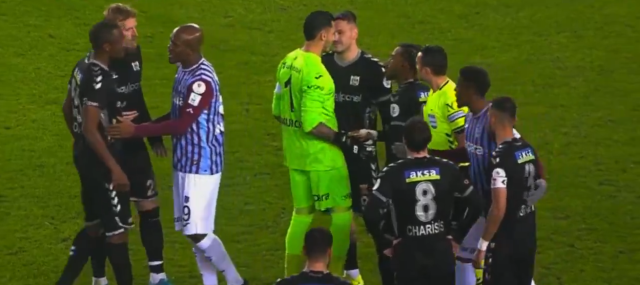 An incident occurred in Trabzon! When Uğurcan Çakır wanted to take the penalty, the field suddenly became chaotic