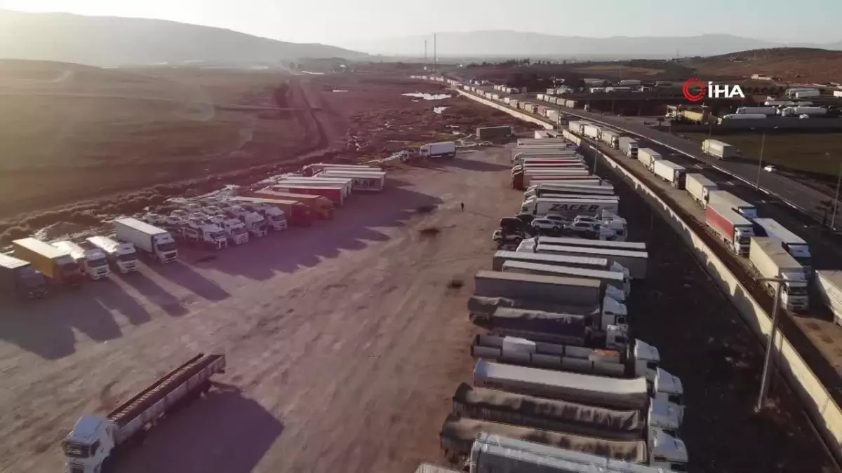Suriye ile Ticaret Yeniden Başladı: Tırlar Uzun Kuyruklar Oluşturuyor