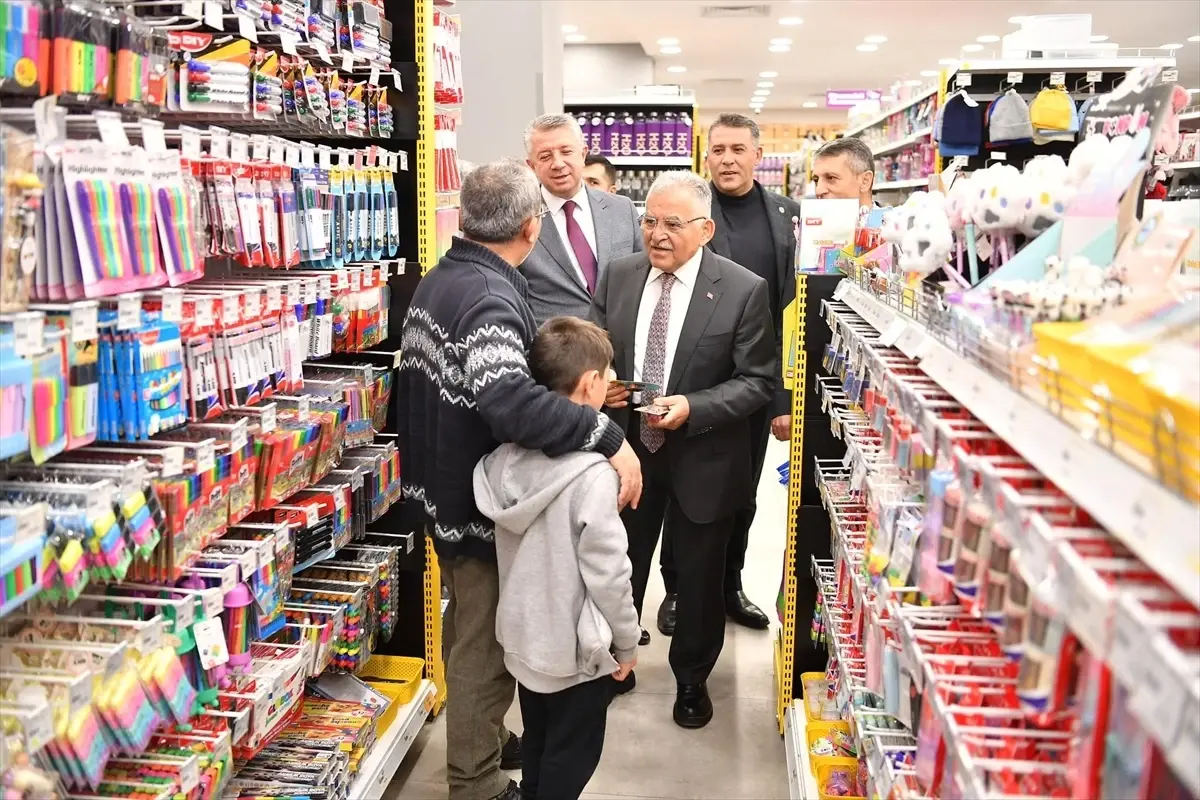 Başkan Büyükkılıç, Kumsmall AVM'de Esnafı Ziyaret Etti