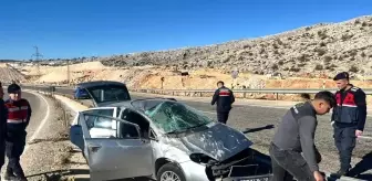 Adıyaman'da Otomobil Refüje Çarptı: 1 Yaralı