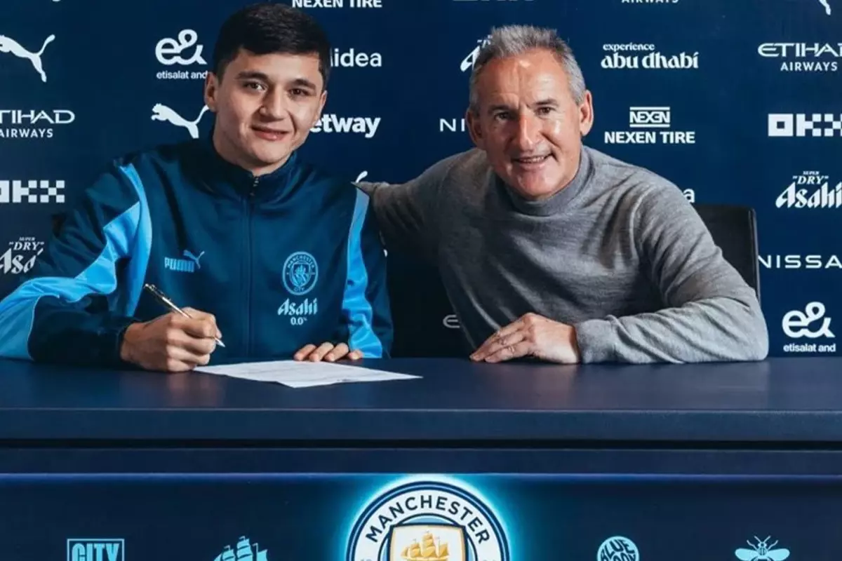 Premier Lig'in ilk Özbek oyuncusu Manchester City'de