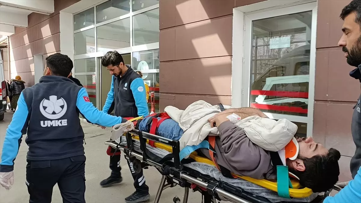 Adıyaman'da Elektrik Direğine Çarpan Araçta İki Yaralı