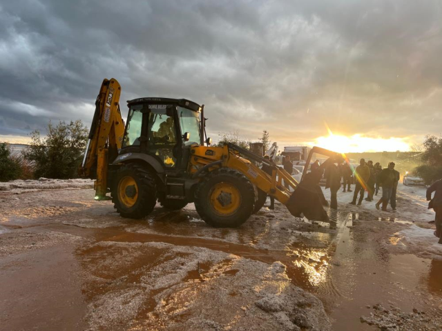 Antalya'da şiddetli yağış ulaşımı felç etti Antalya'da şiddetli yağış ulaşımı felç etti