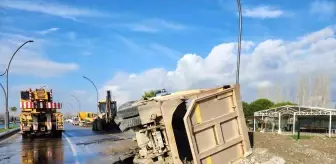 Edremit'te Hafriyat Kamyonu Çöken Yola Düştü