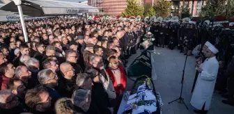 Kartalkaya'daki Yangında Hayatını Kaybeden Nedim Türkmen ve Ailesi İstanbul'da Toprağa Verildi