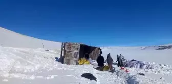 Erzurum'da Karlı Yolda Devrilen Kamyon Sürücüsü Kurtuldu