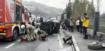 Kağıthane'de Sürücü Fenalaştı, Araç Direğe Çarptı