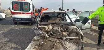 Şanlıurfa'da Otomobil Bariyerlere Çarptı: 2 Yaralı