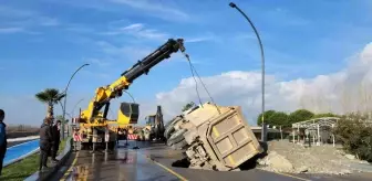 Balıkesir'de Yol Çökmesi Sebebiyle Kamyon Çukura Düştü