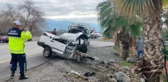 Hatay'da Kaza: Tofaş Otomobil Ağaca Çarparak İkiye Bölündü