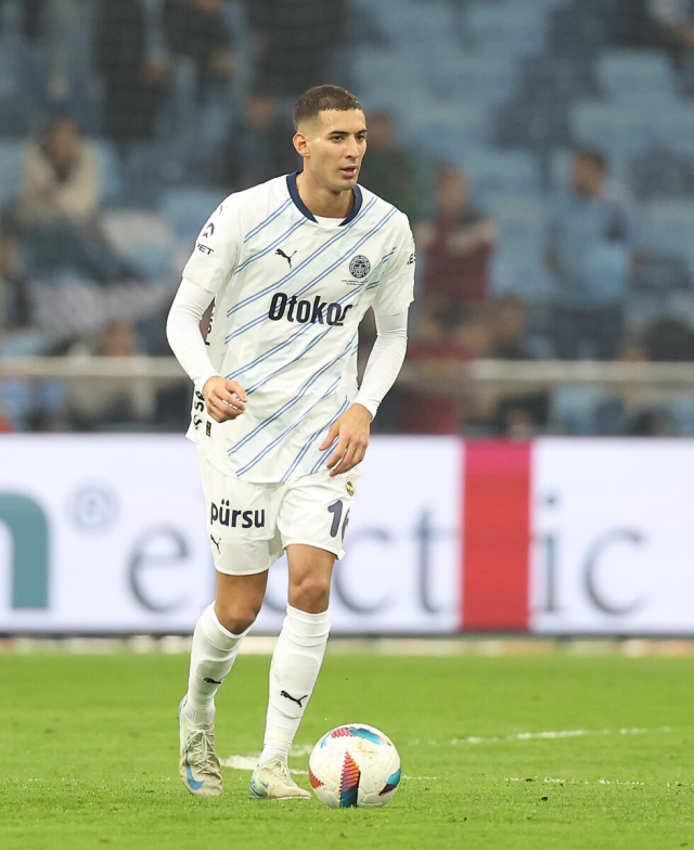 Fenerbahçe'de Lyon maçı öncesi deprem! Yıldız futbolcunun omzu çıktı Fenerbahçe'de Lyon maçı öncesi deprem! Yıldız futbolcunun omzu çıktı