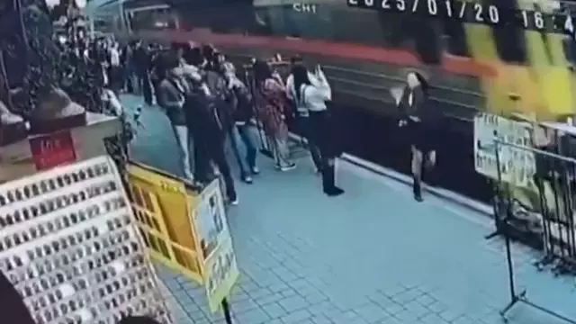 She touched the train while posing and fell onto the tracks