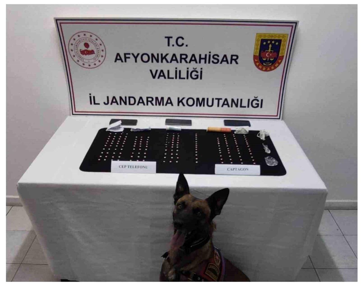 Afyonkarahisar'da Uyuşturucu Operasyonu: 5 Gözaltı ve 166 Hap Ele Geçirildi