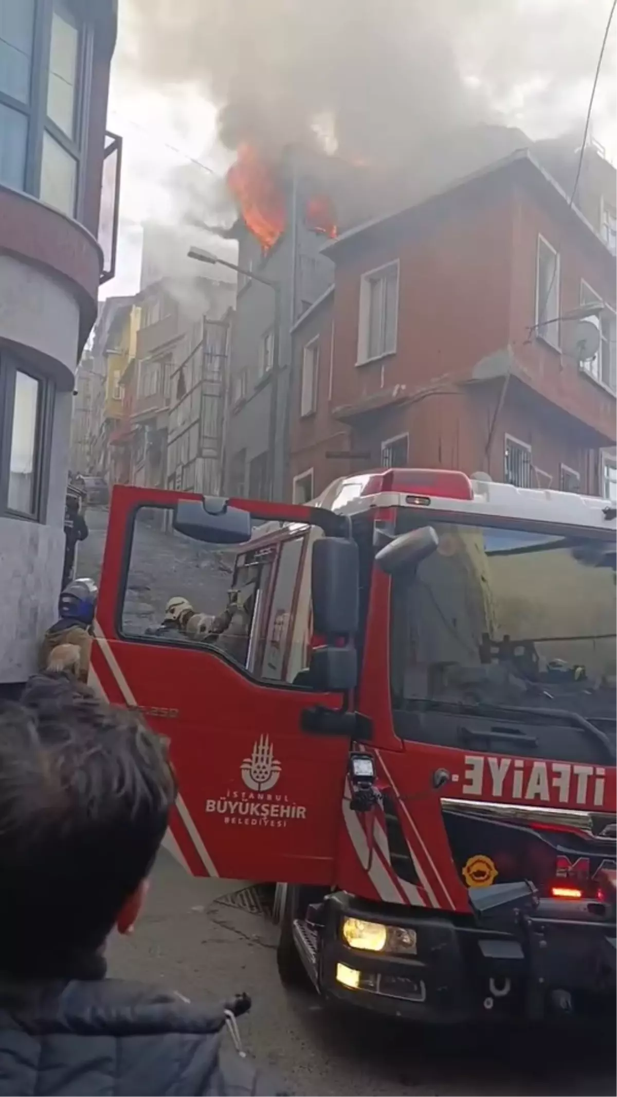 Beyoğlu'nda binada yangın -1