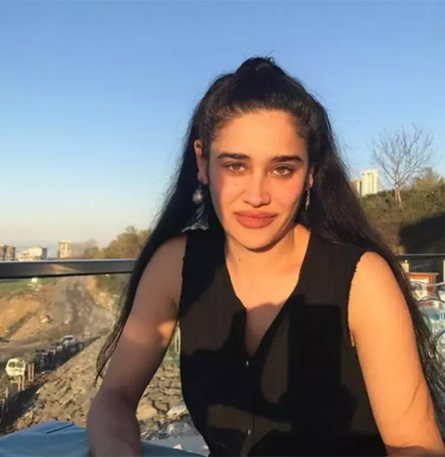 Bir dönem ekranlarda fırtına gibi esen Türk oyuncu, markette çalışıp evlere temizliğe gidiyor Bir dönem ekranlarda fırtına gibi esen Türk oyuncu, markette çalışıp evlere temizliğe gidiyor