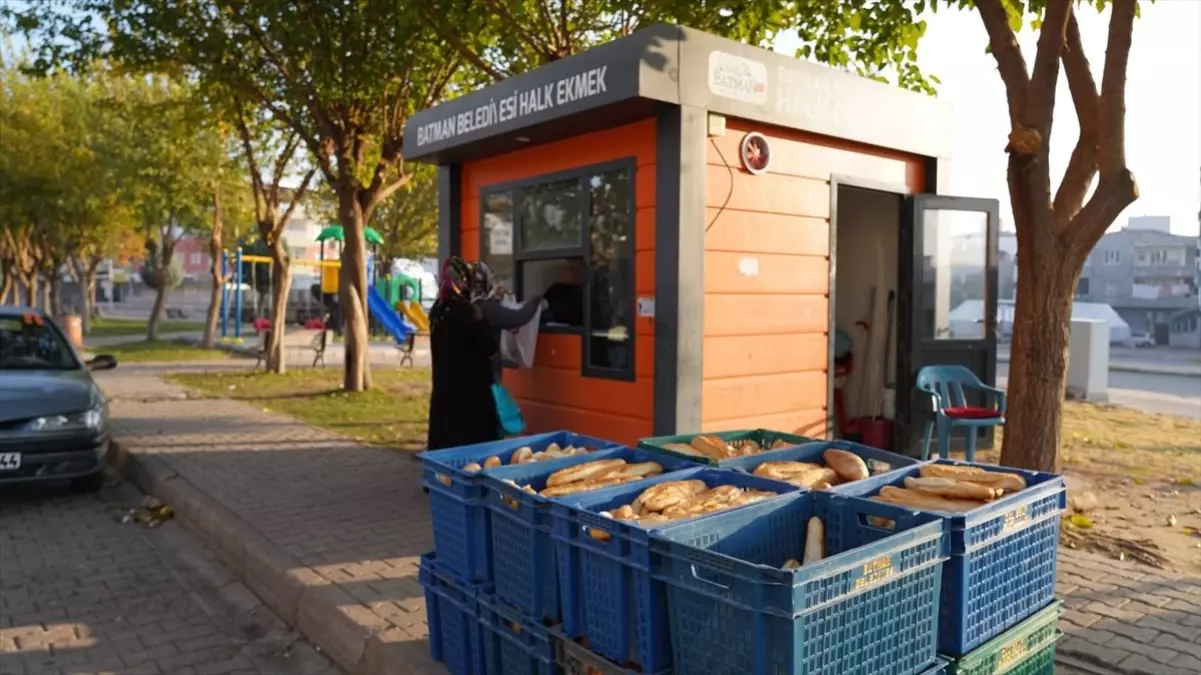 Batman Belediyesi Gündelik 40 Bin Ekmek Dağıtıyor