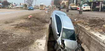 Eskişehir'de Kaygan Yolda Kaza: Sürücü Kanalda Sıkıştı