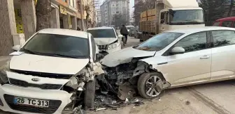 Eskişehir'de Trafik Kazası: 1 Yaralı, 3 Araç Hasar Gördü