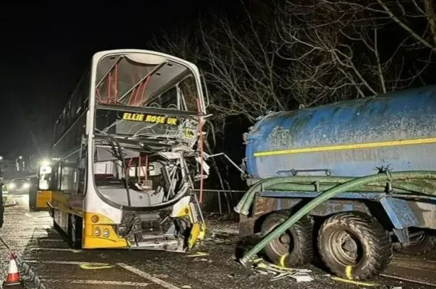 Öğrenci otobüsü traktörle çarpıştı! 31 öğrenci yaralandı