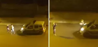 Pendik'te iki kadın, polis otosunun önünde sırayla fotoğraf çektirdi