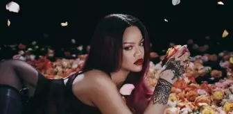 Rihanna'dan cesur pozlar! Kendi markası için objektif karşısına geçti